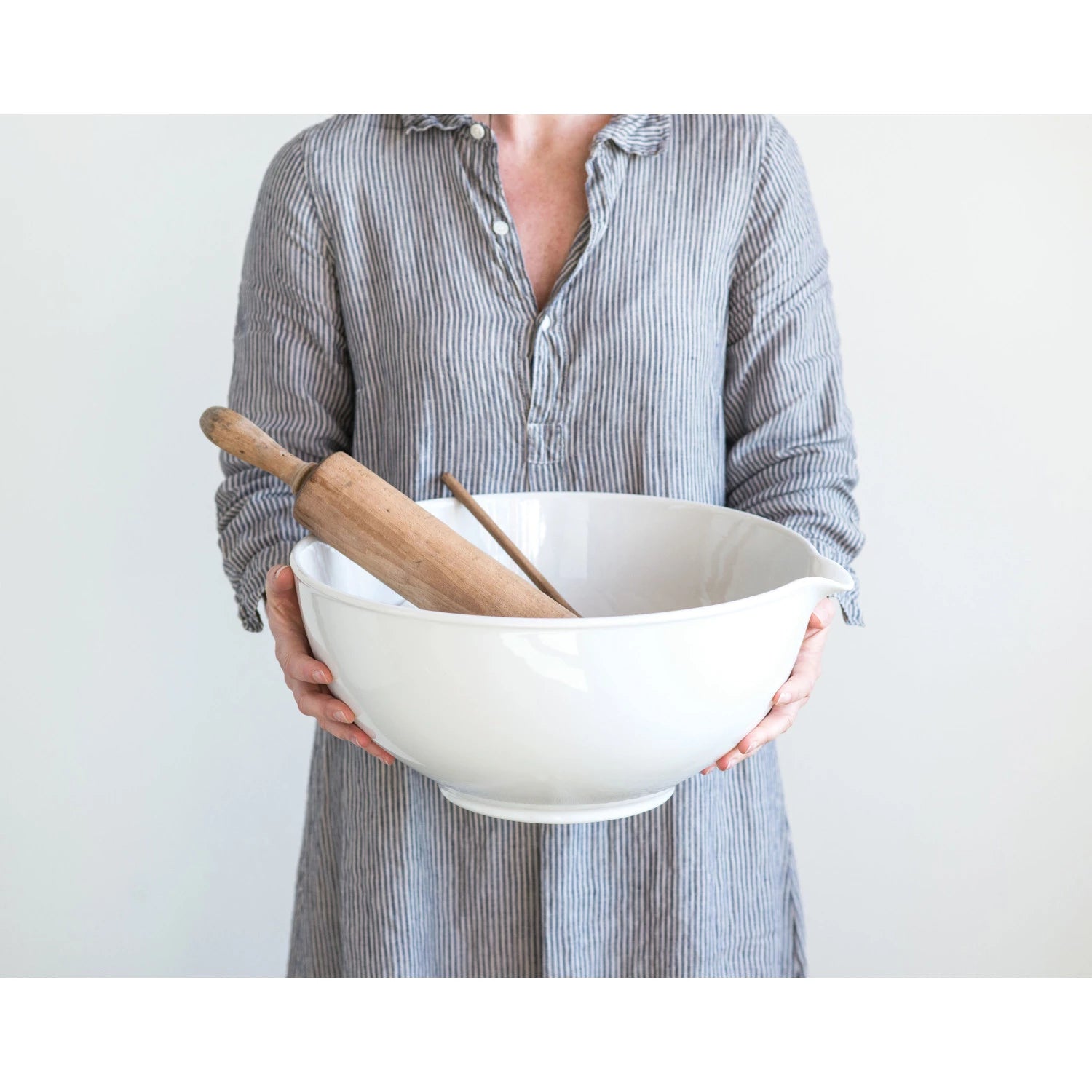 White ceramic vintage inspired 7.5 quart batter bowl. 