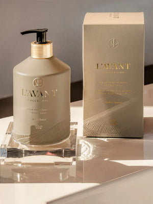 L'AVANT Ambre Santal hand soap pump and packaging on a clear acrylic tray. 
