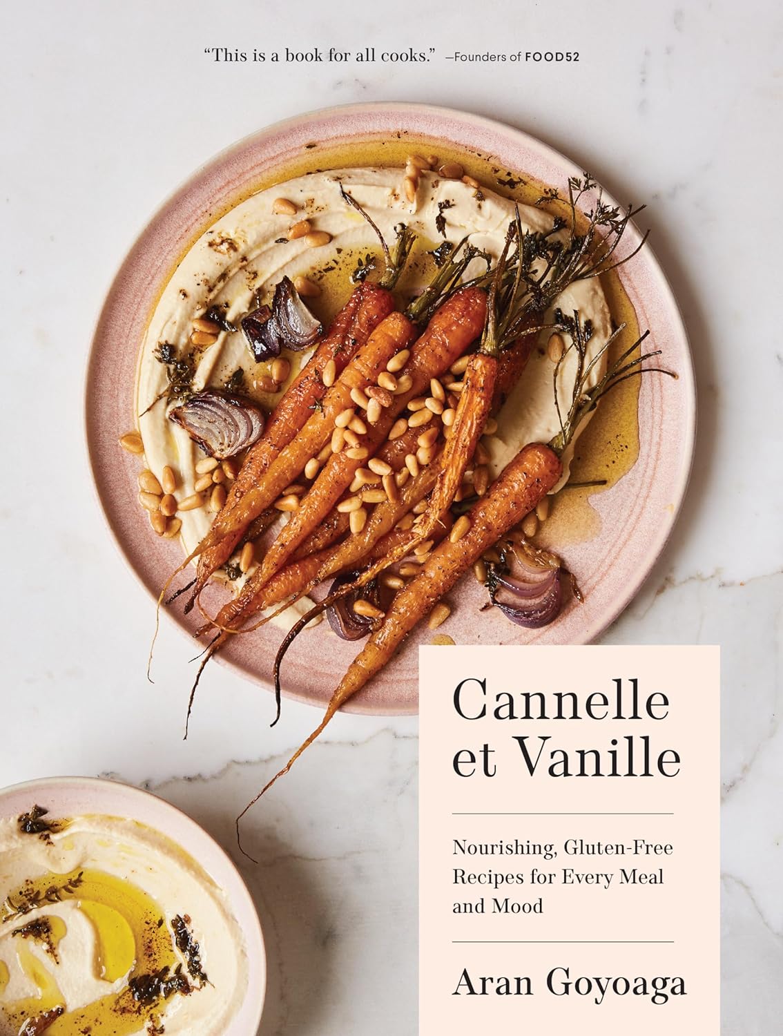 Book cover of 'Cannelle et Vanille' with roasted carrots and a creamy dish on a plate.